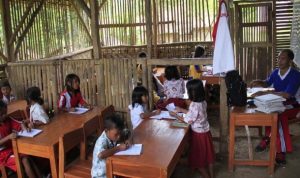 seorang-guru-mengajar-dua-kelas-sekaligus-di-_131127191414-858